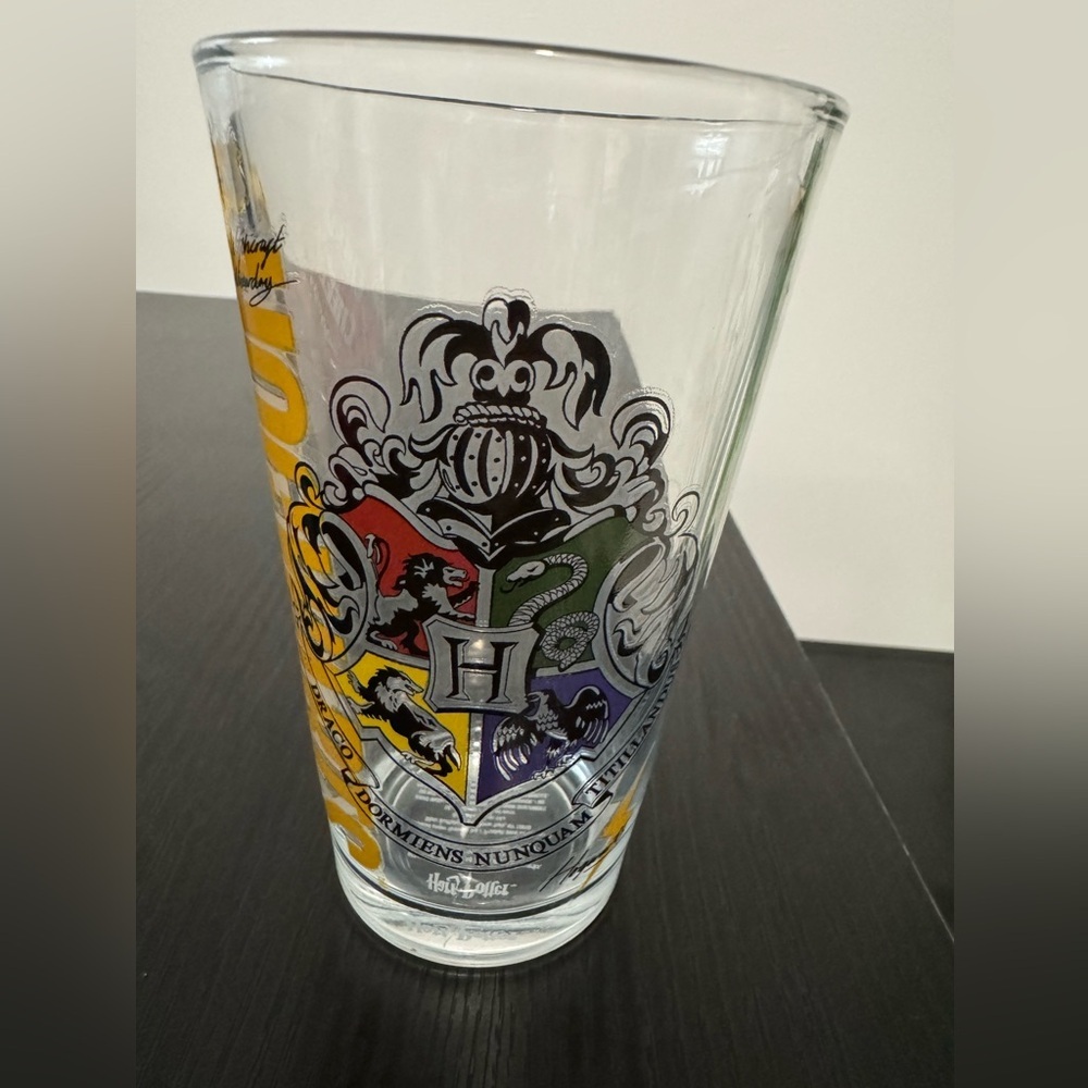Harry Potter Hogwarts Crest Glass - Picture 1 of 3